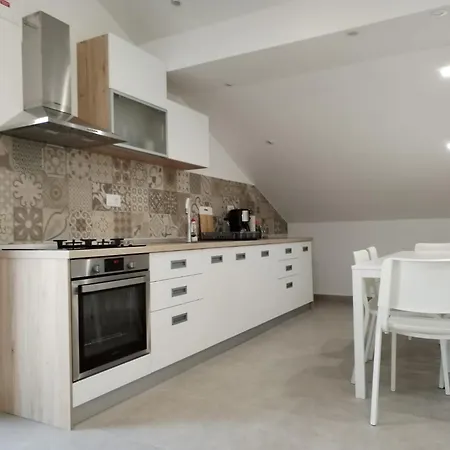 Doris, 公寓 希贝尼克